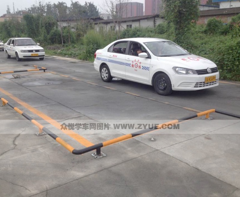 金盾駕校側(cè)方停車(chē)場(chǎng)地