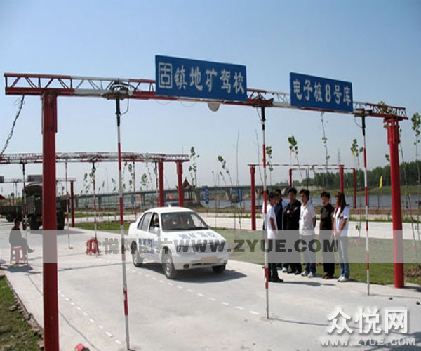 地礦駕校學(xué)員練車(chē)