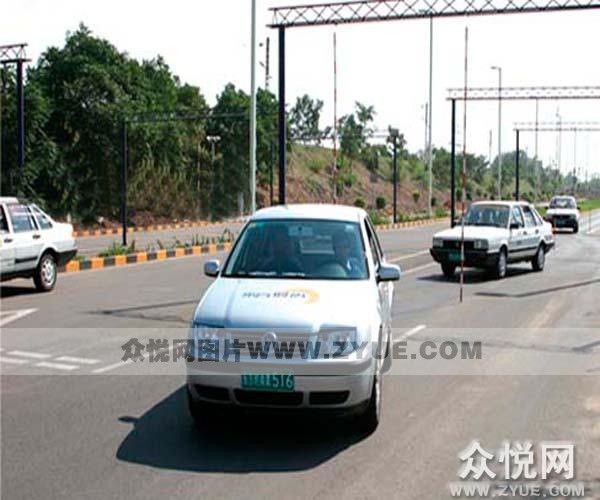 東方時(shí)尚駕校教練車