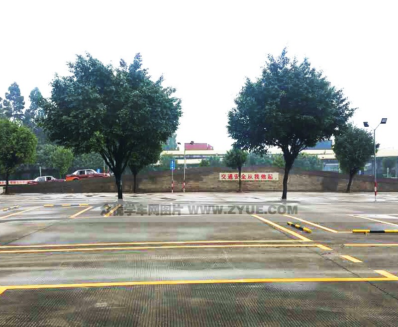 廣州警輝駕校倒車(chē)入庫(kù)訓(xùn)練場(chǎng)地