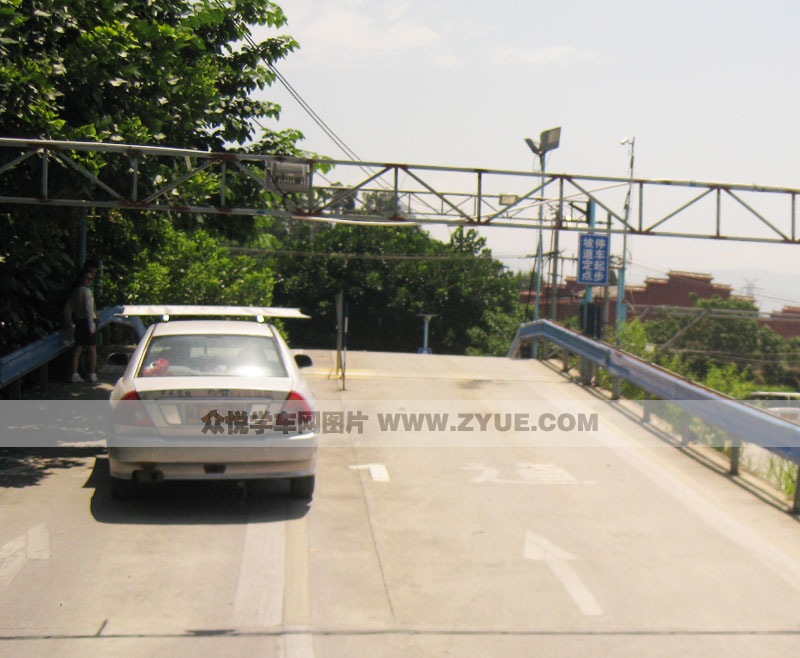 軍威駕校上坡路學(xué)車場(chǎng)地