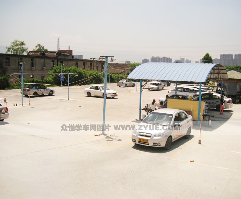 軍威駕校學(xué)車場(chǎng)地一景