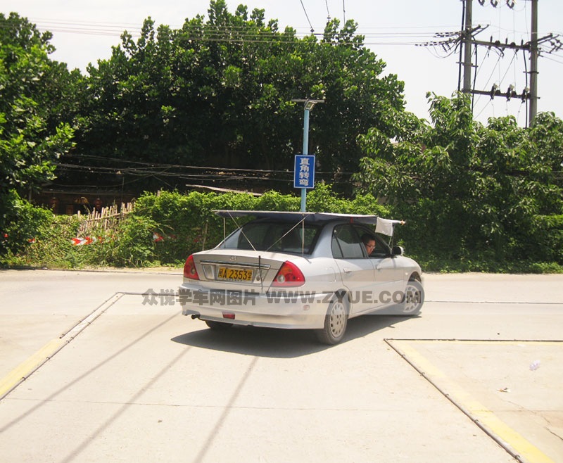 軍威駕校直角轉(zhuǎn)彎學(xué)車場(chǎng)地