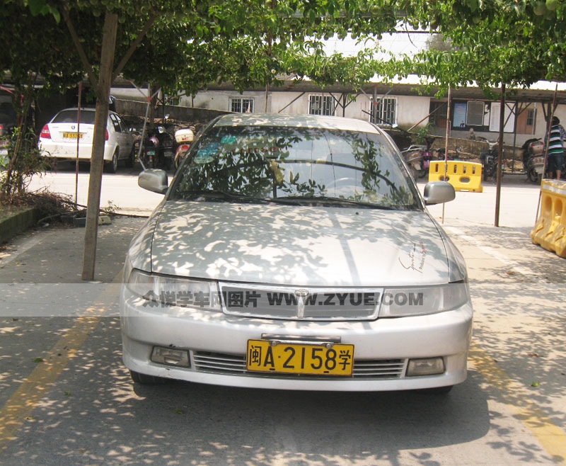 曉峰駕校教練車前面
