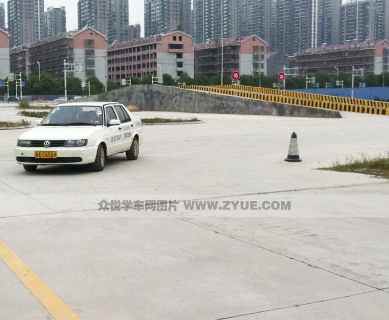 國安駕校報名大廳外面