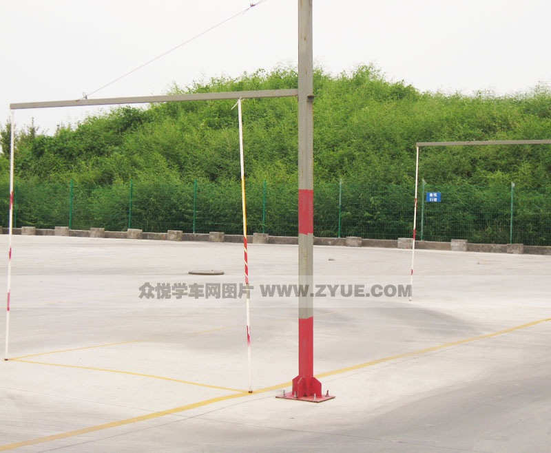 匯豐駕校側(cè)方停車(chē)場(chǎng)地