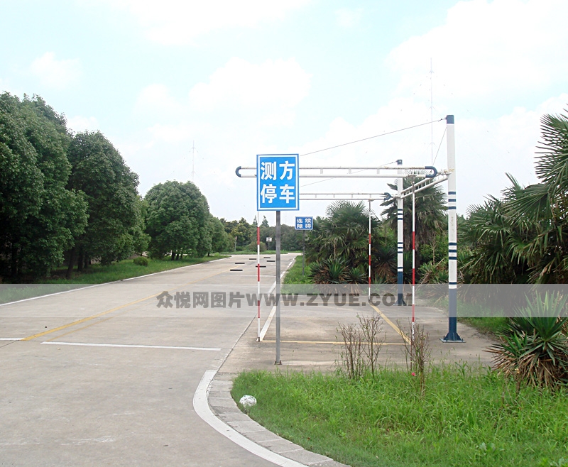 滬南駕校側(cè)方停車(chē)場(chǎng)地