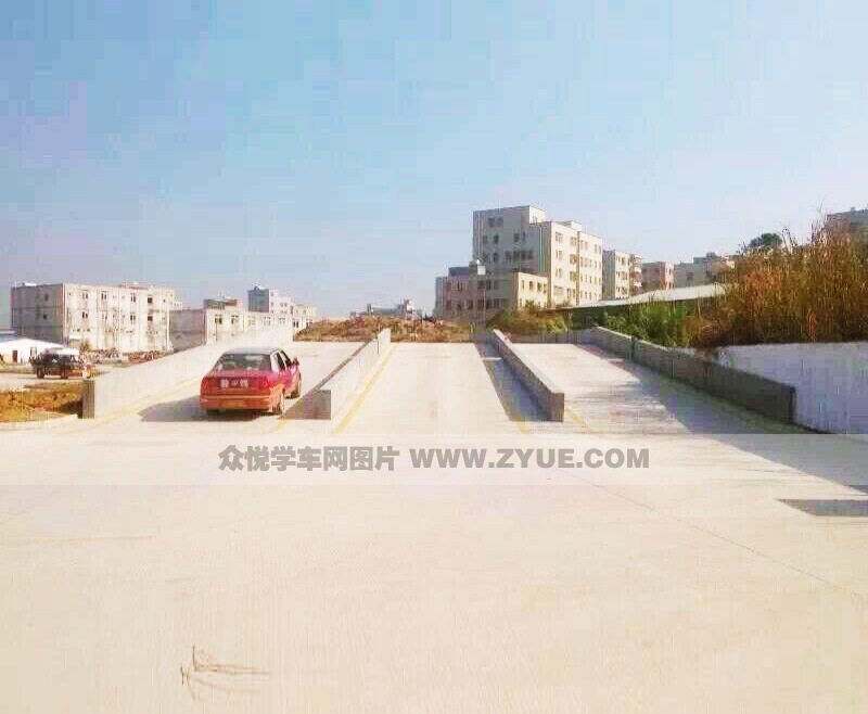 惠州凱旋駕校坡道定點(diǎn)停車和起步練習(xí)