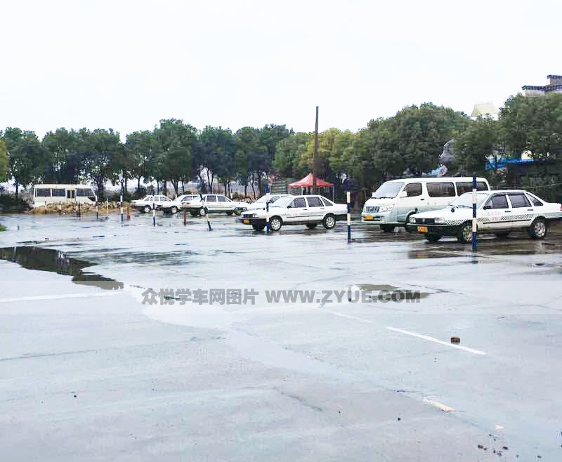 上?；菁疡{校倒車入庫場地