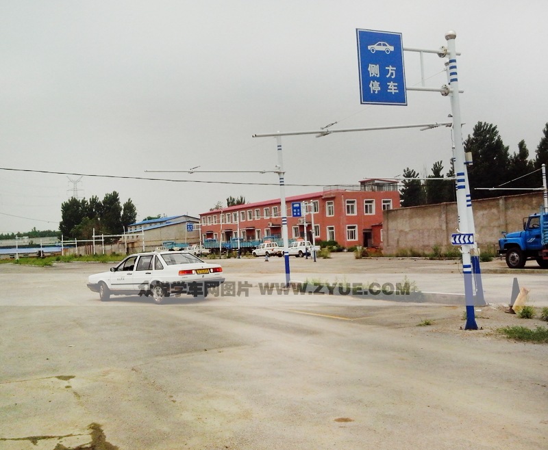 佳運(yùn)駕校側(cè)方停車場(chǎng)地