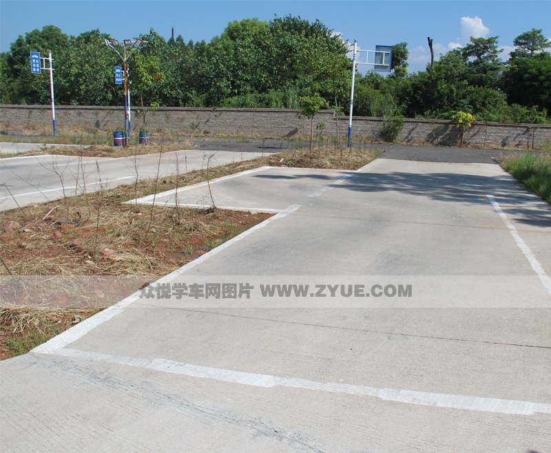廣安駕校側(cè)方停車場地