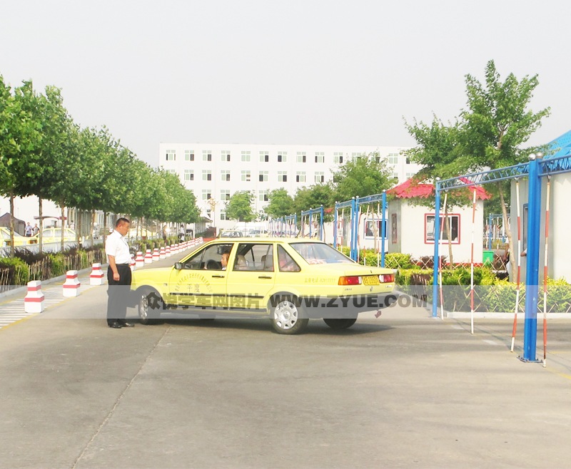 天橋駕校教練車(chē)側(cè)身