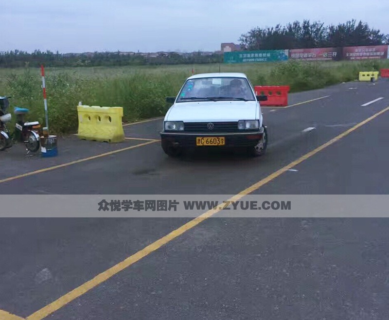 天津王頂?shù)恬{校側(cè)方停車練習(xí)