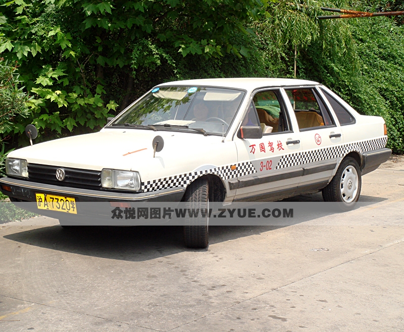 萬(wàn)國(guó)駕校教練車(chē) 前側(cè)