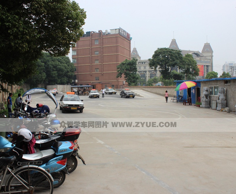 合肥五星駕校寧國(guó)路訓(xùn)練場(chǎng)學(xué)員練習(xí)